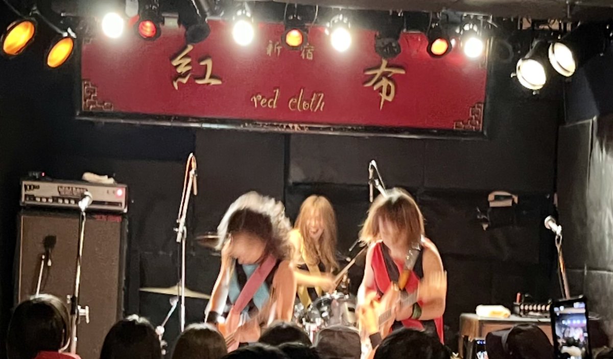 suzuo5's tweet photo. 新宿紅布で少年ナイフ🤘
バイクで行ったから凍えたけど
Buttercup で即発汗🤘
#少年ナイフ #ShonenKnife #新宿レッドクロス https://t.co/M2Kr8Sxjpb