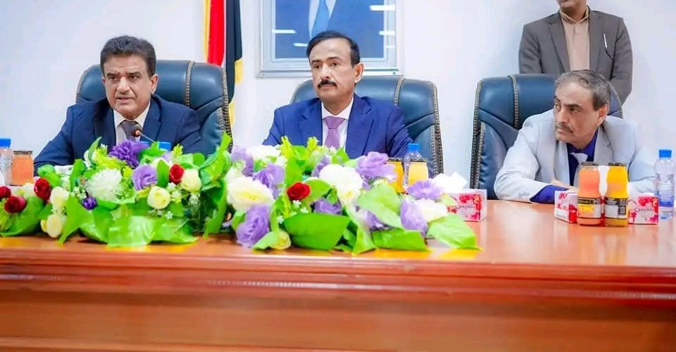 ابرز ما جاء في اجتماع المحافظ  ووزير النفط اليوم في العاصمة #شبوه 

1-إنشاء مصفاة لتكرير المشتقات النفطية في شبوه ورفعها إلى مجلس الوزراء لاستكمال إصدار القرار !!
2-إطلاق شركه بترو شبوة لإدارة واستكشاف وإنتاج النفط 
3-إنشاء وحدتين لإنتاج الغاز المنزلي في محافظة حضرموت وشبوة
