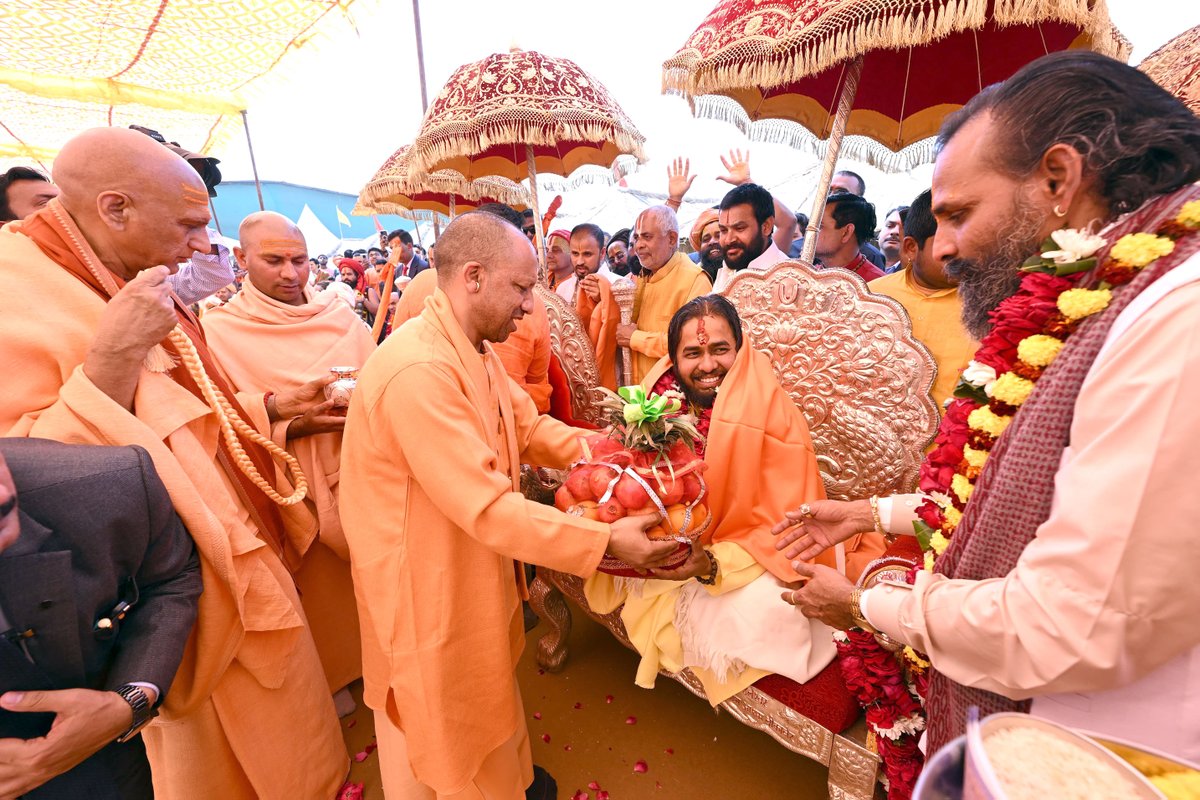 myogiadityanath's tweet image. महाकुम्भ-2025, प्रयागराज में आज तुलसी पीठाधीश्वर पूज्य जगद्गुरु रामानंदाचार्य स्वामी रामभद्राचार्य जी महाराज, जूना पीठाधीश्वर, पूज्य आचार्य महामंडलेश्वर श्री अवधेशानन्द गिरि जी महाराज एवं पूज्य संत गण व धर्माचार्यों का आत्मीय सान्निध्य प्राप्त हुआ।