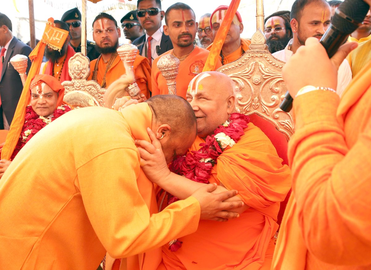 myogiadityanath's tweet image. महाकुम्भ-2025, प्रयागराज में आज तुलसी पीठाधीश्वर पूज्य जगद्गुरु रामानंदाचार्य स्वामी रामभद्राचार्य जी महाराज, जूना पीठाधीश्वर, पूज्य आचार्य महामंडलेश्वर श्री अवधेशानन्द गिरि जी महाराज एवं पूज्य संत गण व धर्माचार्यों का आत्मीय सान्निध्य प्राप्त हुआ।