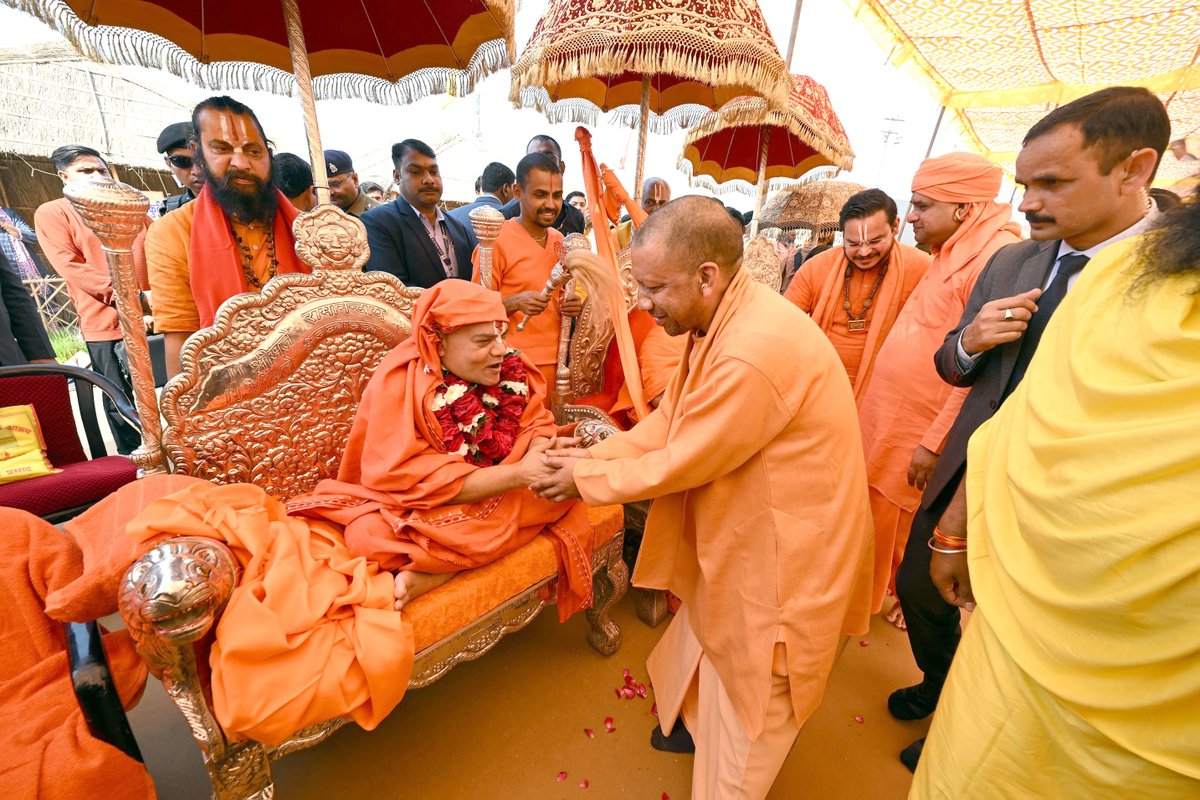 myogiadityanath's tweet image. महाकुम्भ-2025, प्रयागराज में आज तुलसी पीठाधीश्वर पूज्य जगद्गुरु रामानंदाचार्य स्वामी रामभद्राचार्य जी महाराज, जूना पीठाधीश्वर, पूज्य आचार्य महामंडलेश्वर श्री अवधेशानन्द गिरि जी महाराज एवं पूज्य संत गण व धर्माचार्यों का आत्मीय सान्निध्य प्राप्त हुआ।