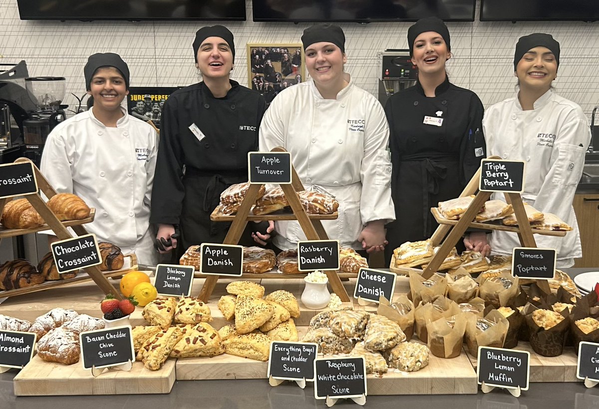 Our first service of the semester was a huge success in no small part to our Student Sous Chef, Mubaraka, to our Floor Captain, Karleigh, to our former Floor Captain, Michelle, who came to support our team, and to our Practicum-level students, Ariel and Riley!! 

#BeyondAllLimits