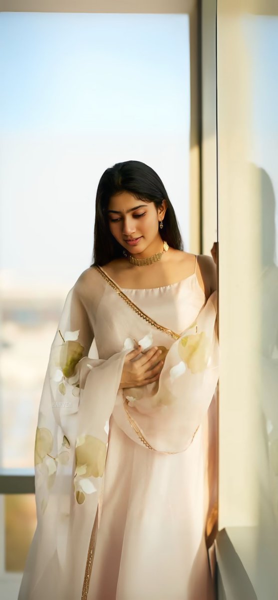 Harishchippada1's tweet photo. From today, I am gonna post random mobile wallpapers of #SaiPallavi until #Thandel release.
If anyone want any specific wallpapers, please mention in comments
#ThandelonFeb7th https://t.co/usZWjEyz8I