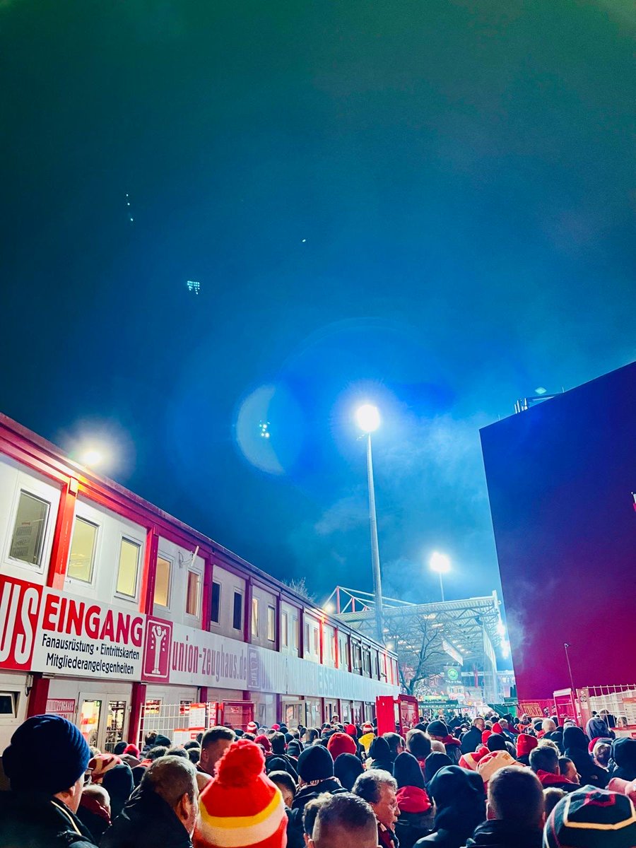 🔴⚪️ Spieltag! 

🔦Flutlichtspiel am Samstagabend! Genießt es und kommt gut und sicher hin und zurück. Ihr wisst, wie ihr uns erreicht ☝🏻

☎️ +49 179 1719000
📭 Info at eiserne-hilfe.de
🗣️ Hilfestand Eingang Waldseite oder
🆕 Gegengerade 🆕

📸 @masuchmarion