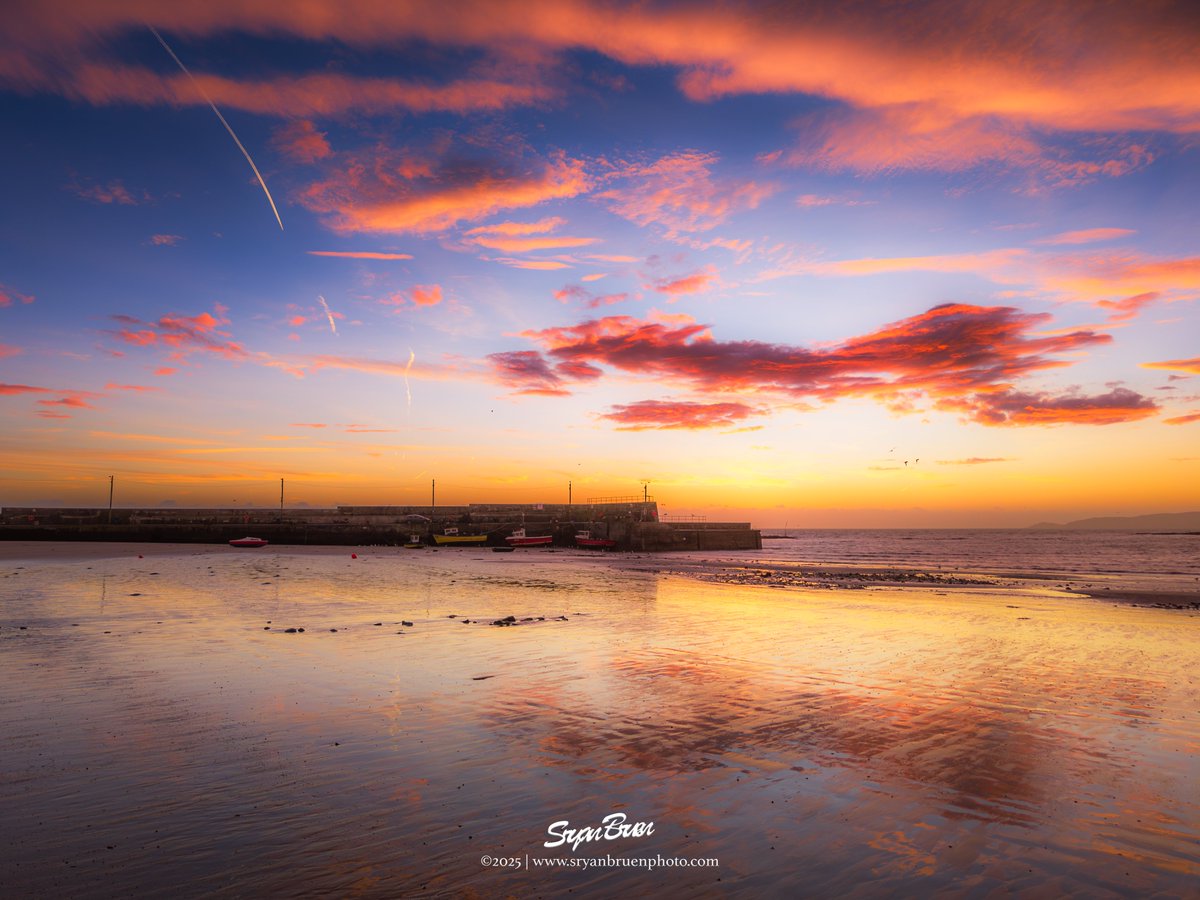 sryanbruenphoto's tweet image. Reflections of the dawn colours at Loughshinny this morning.