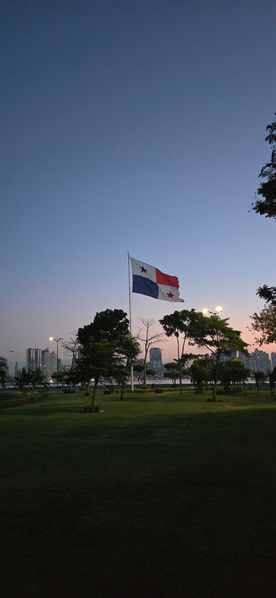 ¡Bandera mía! del azul del cielo,
del rojo vivo y de la albura excelsa,
no eres un pabellón desconocido,
porque en tu centro el istmo brilla y queda.

Tú eres la imagen de mi patria hermosa,
tú eres el símbolo de su alta idea,
y a la luz de la aurora y de los astros
sigues