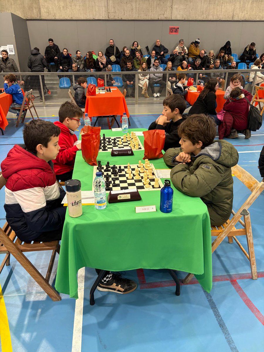 Tercera jornada del Campeonat d'edats del Baix Llobregat en Olesa.
Nuestros 4 valientes (Álex, Adri, Beni y Oriol) siguen haciéndolo bien tras jugar ya 6 partidas.
A falta de la última partida el sábado que viene, Álex y Beni optan a todo💪.
A seguir cogiendo experiencia cracks!