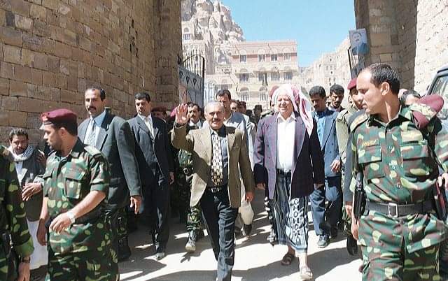 حدث في مثل هذا اليوم 1 فبراير - شباط 2001م. فخامة الرئيس "علي عبدالله صالح" رئيس الجمهورية (رحمة الله عليه)، أثناء زيارة قام بها إلى مديرية ثلاء وتفقده أحوال المواطنين في قرى وعزل مديريات عيال سريح بمحافظة عمران.