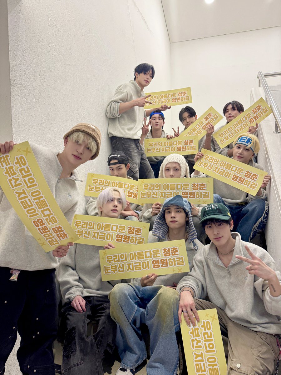 THEBOYZ_officl's tweet photo. [📸] THE BOYZ FAN-CON <THE B LAND> DAY 2 완료🎡 더보이즈를 행복하게 만들어 주는 것은❓ 더비들과의 설렘 가득한 시간💛 우리의 아름다운 청춘 눈부신 지금이 영원하길✨ 내일도 여기서 기다릴게👑

#THEBOYZ #더보이즈
#THEBLAND #더비랜드 https://t.co/VdxvsKjlWd