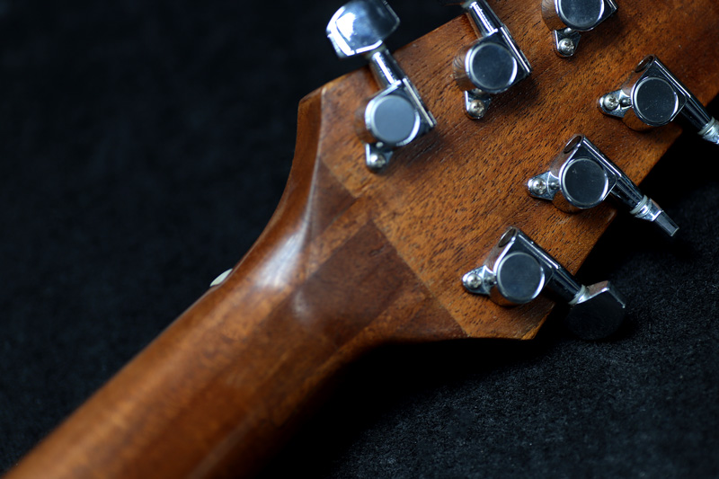 Voyage-air Guitar - ネック折れ
折畳んでトラベルギターとして使用出来るヴォヤージュ・エアーギター。残念な事に落としてネックがポッキリ折れてしまってます。補強材を入れてフレンチポリッシュで仕上げました。spreadsound.com/acoustic/acous…