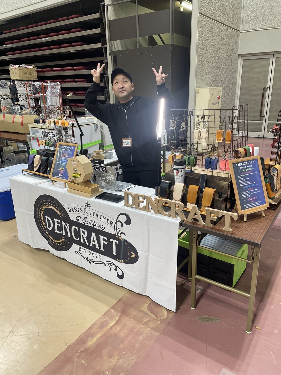 perfect_nobu's tweet photo. 明日はスポンサードしていただいてるDENCRAFTがSPIDERにが初進出！！

お近くの方や出場される方

是非一度ブースにお立ち寄りください！！

自分もブースお手伝いで店頭にいます🙆
ガラポンもあるよー！

フルオーダーケースゲットするチャンス！！
北関東に革職人が襲来だぁー！！ https://t.co/1OyXQtIP8V