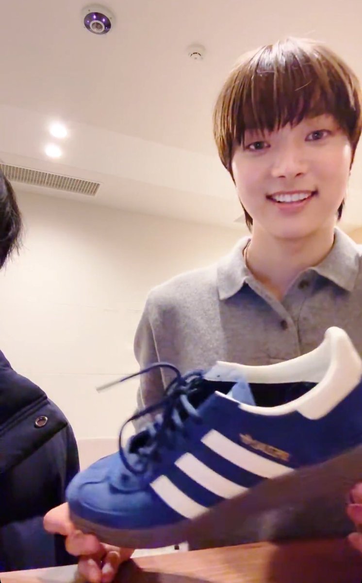 아진짜 너무웃기다
의주의 신발 보여주는법