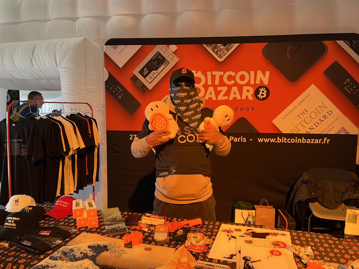 fakenine_'s tweet image. Petite visite au stand de @bitcoinbazar21 à #CryptoXR ! Pas mal de petits goodies payables en sats 😎