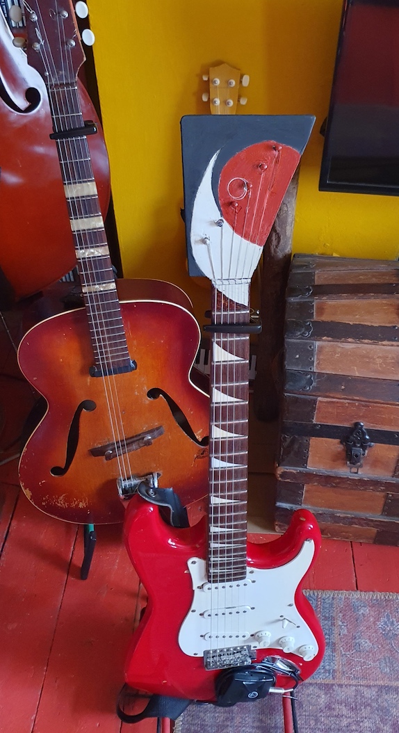 _rafando's tweet photo. Hello February we kick the January blues! A new addition to our instrument family! Still a WORK IN PROGRESS though soon will see a heavy use: The Shapecaster! Adapted conceptualised & shapeshifted into being by Raf and O 🎸 🔺🔴▪️
#RafAndO #ORichardSmith #RafMantelli #Shapecaster https://t.co/10QhpKuIdY