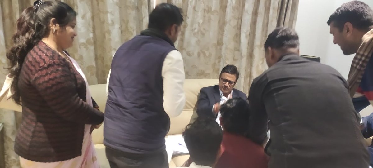 आज #युवामित्र_संघर्ष_समिति के सदस्यों ने वरिष्ठ भाजपा नेता श्री <a href="/Rajendra4BJP/">Rajendra Rathore</a> जी से मिलकर युवामित्रों की पीड़ा से अवगत कराया एवं #अटल_प्रेरक_भर्ती में युवामित्रों का समायोजन करने का आग्रह किया। 
#युवामित्रों_को_अटल_प्रेरक_बनाओ 
@sanjay_hingwa1 <a href="/PawanSa_Jdp/">Pawan Sharma Jodhpur</a> <a href="/jeetendrababa/">Adv Jitendra Gurjar Dausa</a>