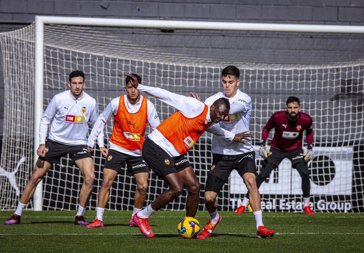 valenciacf's tweet image. Último entrenamiento antes del #ValenciaCelta ⚽

#ADNVCF 🦇