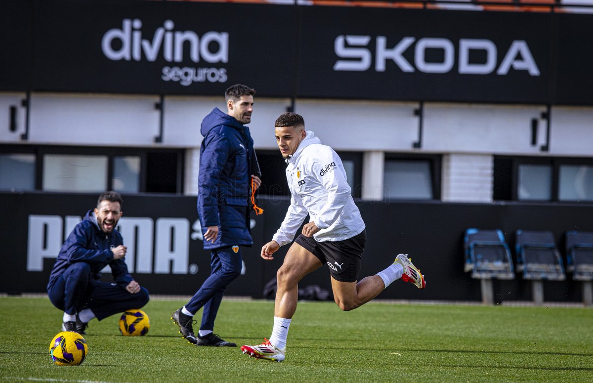 valenciacf's tweet image. Último entrenamiento antes del #ValenciaCelta ⚽

#ADNVCF 🦇