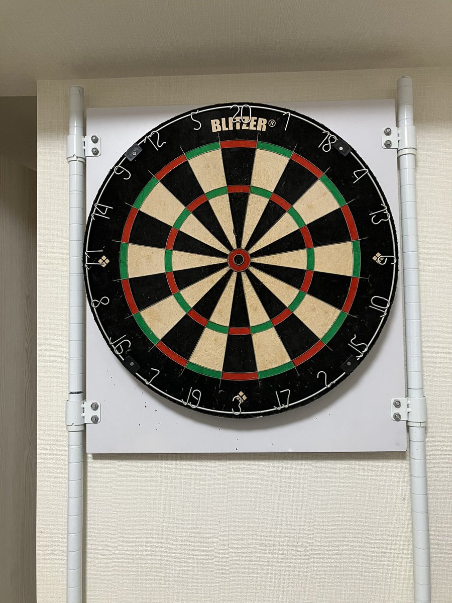 ys0816darts's tweet photo. ダーツライブ200s、ハードボード、スタンドをセットで欲しい方いませんか？
取りにきていただける方（大阪）、値段は要相談でお願いします。
バラ売りは考えていませんがこちらも要相談で。
片面に200s、片面にハードボードを設置できるようになっています。
質問等あればDMお願いします。 https://t.co/OzYFHhLRz4