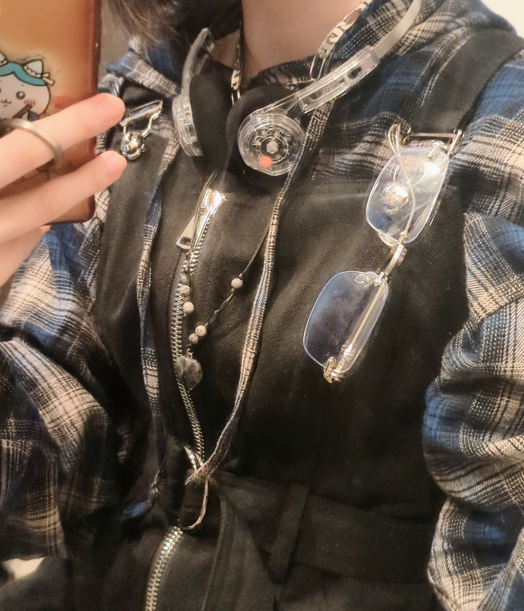 このシャツオタクが着てそうと言われるんだがグランジファッションと言うものがあってだな... 