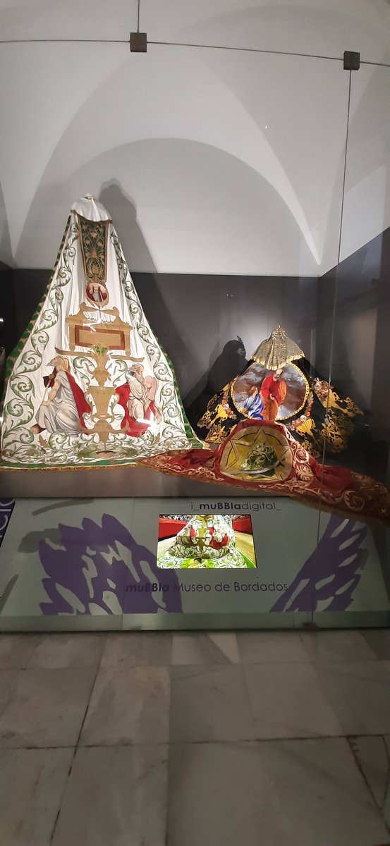 jaiba_60's tweet photo. Productiva mañana explicando los bordados de @PasoBlanco_3 en @muBBla . Visitantes nacionales y extranjeros que se marchan impresionados por las obras de arte contempladas https://t.co/lVbhtl33us