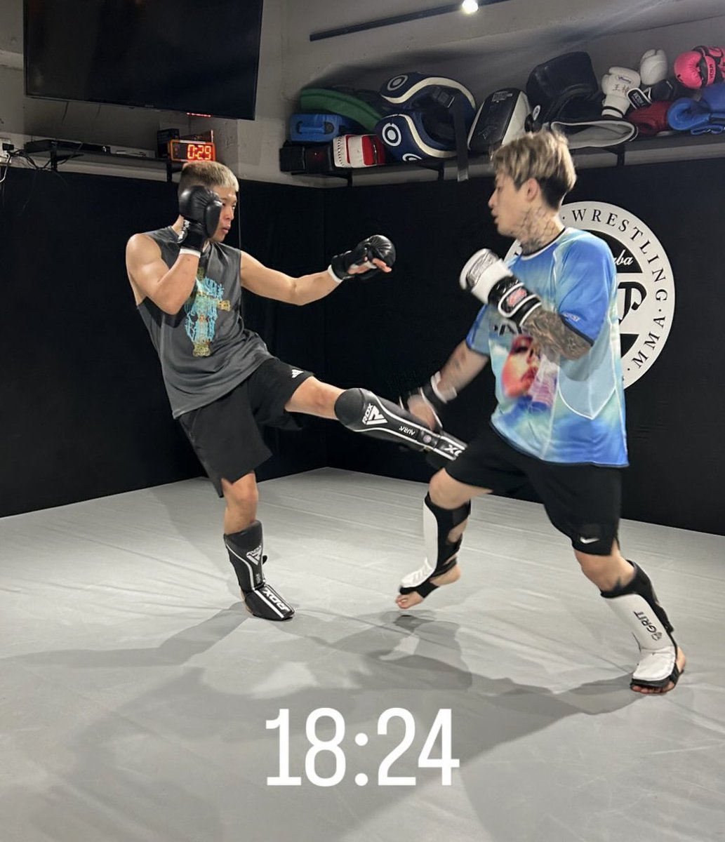 renhiramotoX's tweet photo. 今日は11時から身体のケア
その後仕事の打ち合わせで
16時から練習
帰宅は今日もこの時間
コーチやチームのみんなと切磋琢磨
毎日を積み上げていくのが好きだ。
最高にするのも最悪にするのも
気合い入れてやるのもダラダラ何もしなくても
決まって人生は平等に進んでいく
俺は最高の人生を過ごしてる https://t.co/dKWL0AWCm3