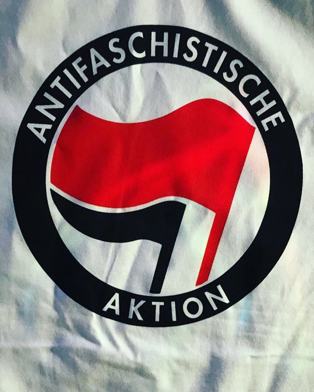 Antifaschismus heißt die Klassengesellschaft überwinden, eben diese Verhältnisse die Faschismus, Rassismus, Sexismus, Ungleichheit und Konkurrenz hervorbringen. Für eine antikapitalistische Gesellschaft zu streiten, und gegen vieles mehr zu kämpfen als nur gegen Rechts.