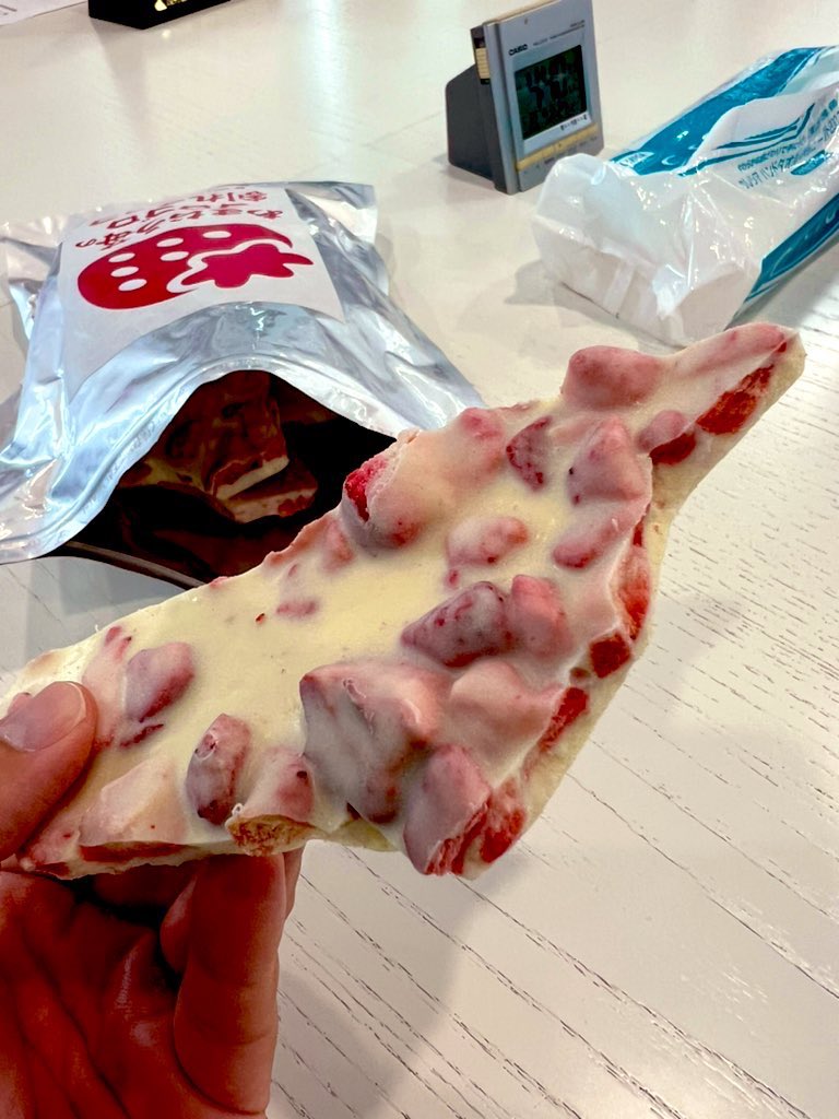 皆さま🙋‍♀️
今から #あまおう苺のゴロゴロ割れチョコ ホワイトverを、5名様に1袋 無料プレゼントキャンペーン開始😆

悪魔的に美味しい！と言われる超人気