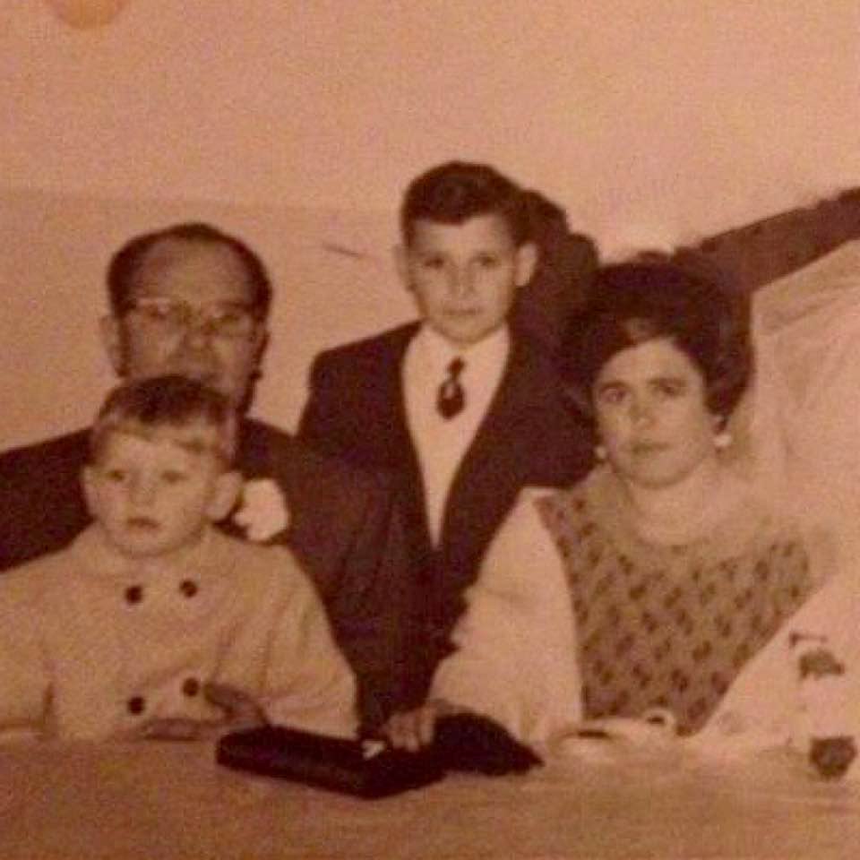 Quiero explicar algo, porque creo que debo hacerlo. 
Nací en Moratalla (Murcia), pero con tres años mis padres y mi hermano (nueve años mayor que yo) migraron a Catalunya, Barcelona. 
En Barcelona mi padre y mi madre encontraron trabajo, pero no hablaban catalán; aunque lo