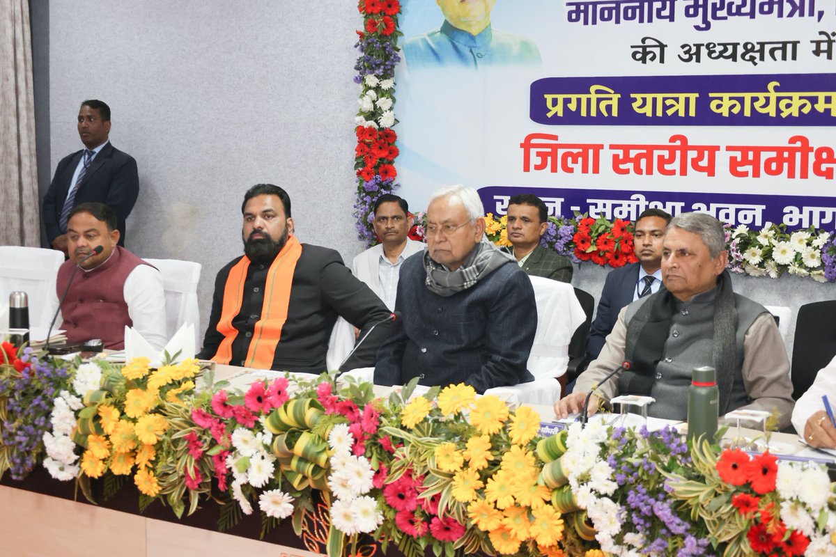 ‘प्रगति यात्रा’ के दौरान भागलपुर में विभिन्न विभागों द्वारा किए जा रहे विकास कार्यों की प्रगति की समीक्षा की। बैठक में योजनाओं के क्रियान्वयन एवं संबंधित समस्याओं पर चर्चा हुई। बैठक में जनप्रतिनिधियों द्वारा भी अपने-अपने क्षेत्र की समस्याएं रखी गईं। सभी समस्याओं के यथाशीघ्र