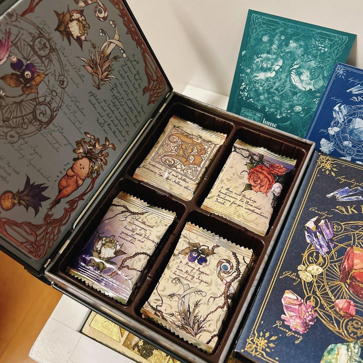 Ricure's tweet photo. お願いして買ってきてもらったメリーチョコレート『ナハトラビュリント』！！
森のやつ🍄と鉱石💎のやつ。
かわいいー！！
めちゃめちゃかわいいー！！ https://t.co/FCKEBVwrGW