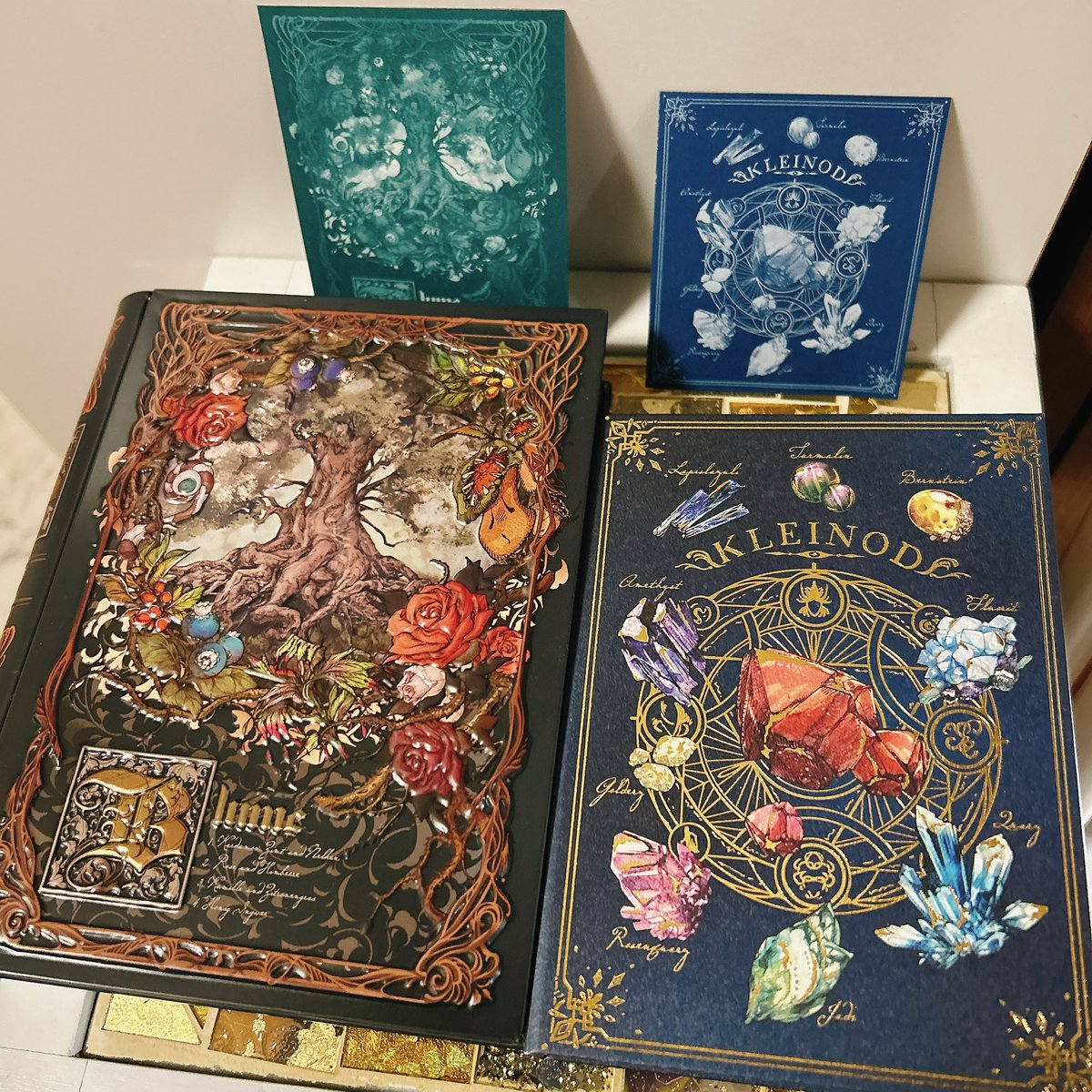 Ricure's tweet photo. お願いして買ってきてもらったメリーチョコレート『ナハトラビュリント』！！
森のやつ🍄と鉱石💎のやつ。
かわいいー！！
めちゃめちゃかわいいー！！ https://t.co/FCKEBVwrGW