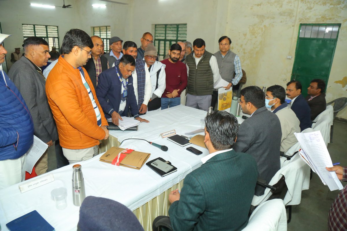 dm_ghaziabad's tweet photo. जनपद की तीनों तहसीलों में सम्पूर्ण समाधान दिवस सम्पन्न। जिलाधिकारी श्री दीपक मीणा की अध्यक्षता में सदर तहसील में समाधान दिवस सम्पन्न हुआ। जिलाधिकारी ने कहा कि  शिकायतों का प्राथमिकता के आधार पर  समाधान किया जाएं। https://t.co/uPMcgqmu7m