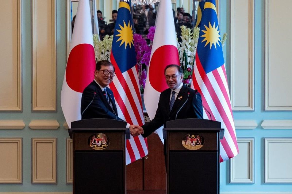 Marchfoward's tweet photo. TERKINI 

ALHAMDULILLAH 

MISI MALAYSIA BANTU BANGUNKAN GAZA BERMULA

Malaysia mengumumkan Projek Bandar Wakaf Malaysia-Gaza untuk membantu membangunkan semula Gaza 

Pembinaan itu membabitkan bandar berkeluasan 87 Ekar terdiri daripada 14 Blok Pangsapuri Wakaf melambangkan 14 negeri di Malaysia dan sebuah masjid mengambil inspirasi dari Masjid Shah Alam sebagai solidariti kepada Palestin 

Sebuah sekolah akan dibina dan ditaja sepenuhnya oleh Persatuan Cinta Gaza Malaysia diketuai Nadir An Nuri

Jabatan Kemajuan Islam Malaysia JAKIM dan Yayasan Wakaf Malaysia akan membangunkan Dapur Komuniti Berpusat di bandar itu bagi memastikan makanan tersedia untuk rakyat Gaza setiap hari dan mereka tidak lapar lagi

Selain bantuan terus seperti rumah dan dapur komuniti. Malaysia akan turut membantu membina sebuah klinik kesihatan dan tangki air bagi memastikan ada akses kesihatan dan bekalan air bersih

Premis perniagaan di bawah program Mikro Kredit Khadrul Hassan bagi membantu rakyat Gaza membangunkan ekonomi mereka sendiri 

Setakat ini projek bandar ini telah mengumpul dana sebanyak RM 40 Juta dari RM 120 Juta yang diperlukan. Kesemua dana adalah sumbangan dari Kerajaan Negeri Sembilan, Selangor, Terengganu, Melaka, Pulau Pinang, badan badan wakaf, syarikat berkaitan kerajaan GLC dan NGO

Malaysia turut akan bekerjasama dengan Jepun untuk Tabung Pembangunan Asia Timur Untuk Pembangunan Palestin CEAPAD bagi menambah dana dan bantuan kepada Gaza 

CEO Majlis Perundingan Pertubuhan Islam Malaysia MAPIM menyatakan bahawa misi Malaysia ketika ini adalah untuk memberi bantuan kepada Gaza bukan sekadar jangka pendek tetapi jangka panjang

Sebelum itu Malaysia telah membantu membawa masuk bantuan kemanusiaan ke Gaza melalui Operasi Ihsan Wisma Putra, Misi Bantuan 100 Kontena, Misi NGO NGO dan memulihkan Hospital Al Shifa di Utara Gaza