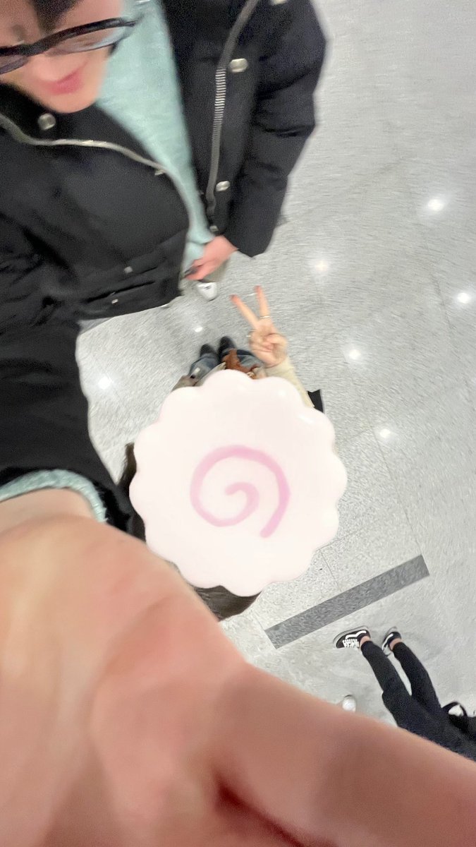 suldubu's tweet photo. 다트님께 항공샷을 부탁해봄
결과물 : 거인 다트님이 내 폰을 농구?공마냥 레이업 하심

#d4rt #다트 #pokerface https://t.co/FTzV2Fyv2I