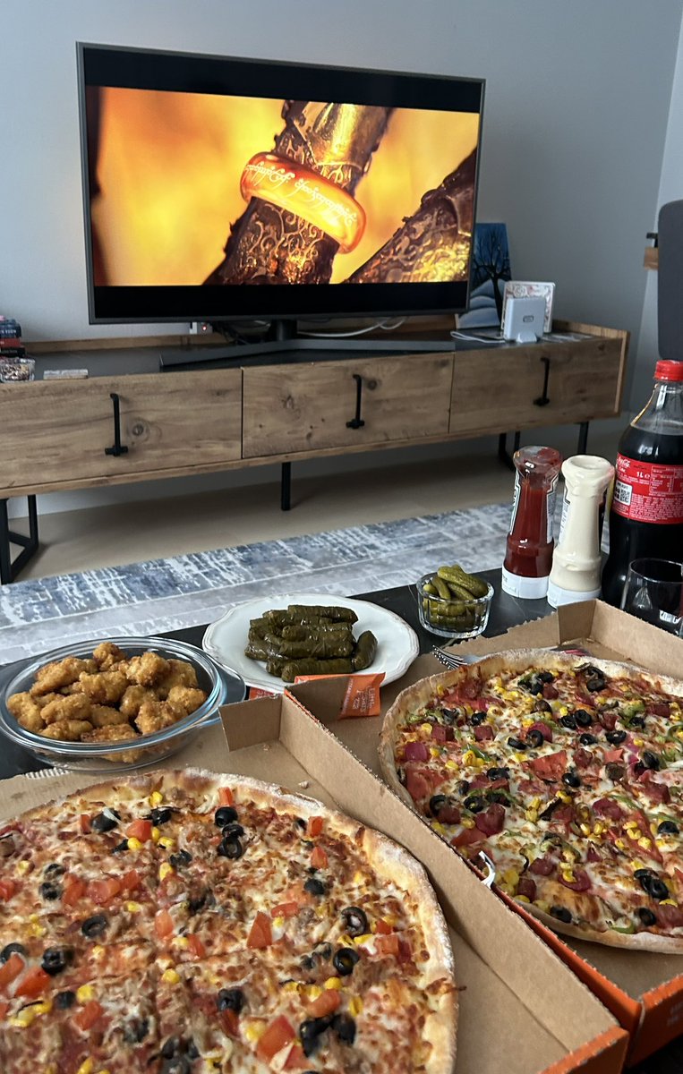 nurdiyollar's tweet photo. Yaş kaç olursa olsun ünv arkadaşlarınla şu şekil eğlenmek mükemmel bir olay 🥂 https://t.co/MUwHr6dOWi