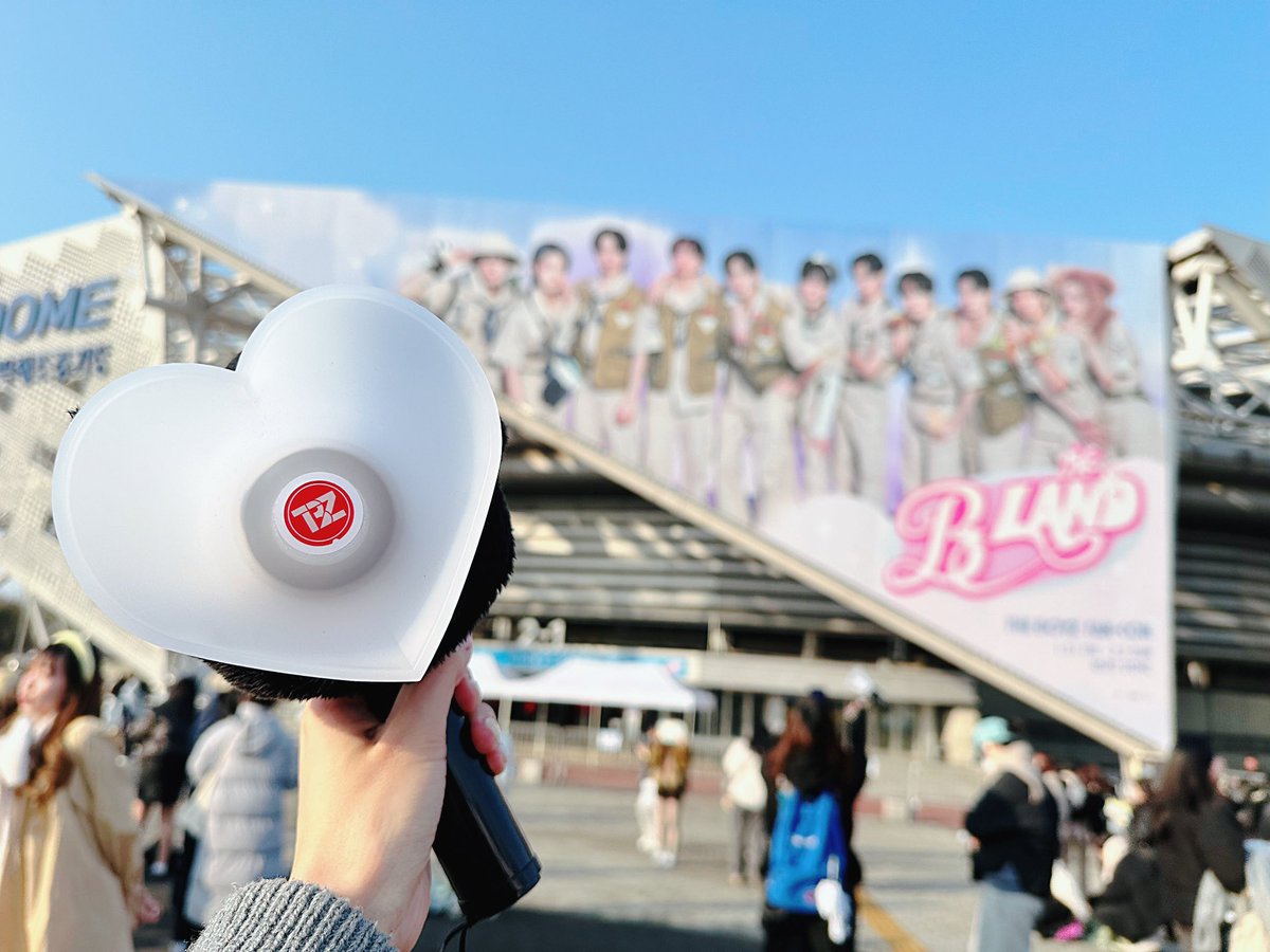 dukhulovesyou's tweet photo. THE BOYZ FAN-CON 
<THE B LAND> DAY 2 🎡 
행복한 시간이었어…너무 고마워🥰

#THEBOYZ #더보이즈
#THEBLAND #더비랜드 https://t.co/vvNUPu4PLP