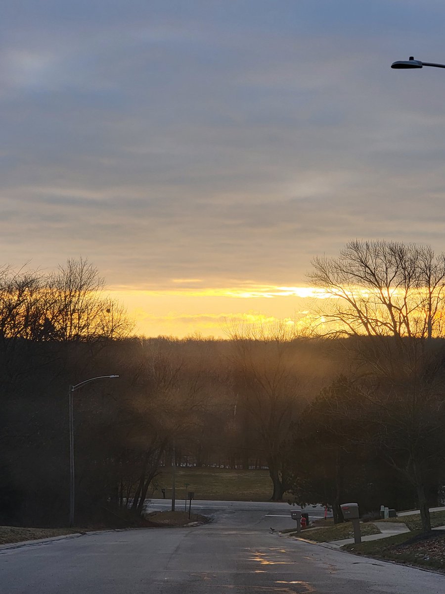 mayordadx6's tweet photo. @thoelscher45 @bknapke @puttypalooza @buckeyekid72 @tedstrimwork @evan_hoelscher @MaurerIsaac @Maurer_Hour @Billmaurer17 @matt_eilerman @BrianAlbers34 @JeffLiquor @MescherTodd @aball_6 @mike3and1 @MeyersTav @cougarcards Woke up this morning and the sun seemed a little brighter, air seemed a little clearer, and the beers seemed a little bigger #siloFebruary #geteminya https://t.co/VBOjBT4nBt