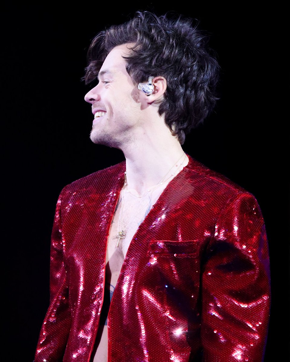 BRITs's tweet photo. happy birthday to THEE guy, the legend himself... @harry_styles 🎂 https://t.co/1cPtqtXOak