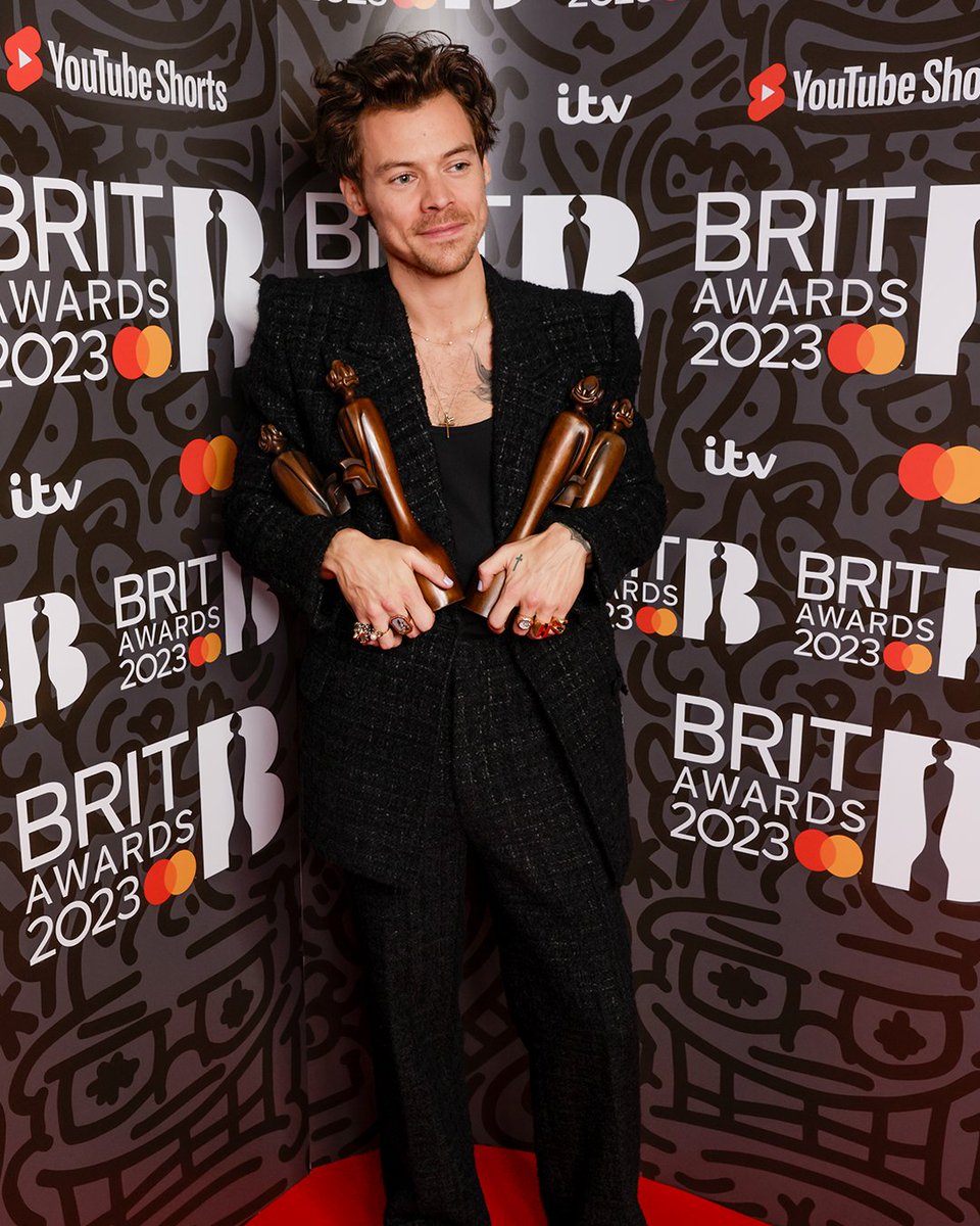 BRITs's tweet photo. happy birthday to THEE guy, the legend himself... @harry_styles 🎂 https://t.co/1cPtqtXOak
