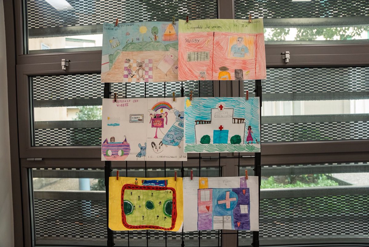C'è chi immagina una piscina dove poter nuotare, chi un campo da calcio.
 
Sono solo alcune delle suggestioni che i piccoli pazienti della #ScuolainOspedale del #Gaslini hanno disegnato per rappresentare il Gaslini del futuro.
La mostra nella sala mensa dell’Istituto.