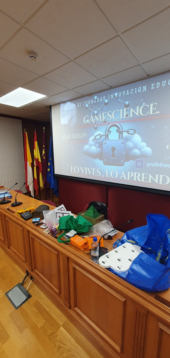 profefrans's tweet image. Otra vez en la jornadas de innovación educativa,  un placer de nuevo compartir mis pocos conocimientos con futuros docentes. @UCAMeducacion