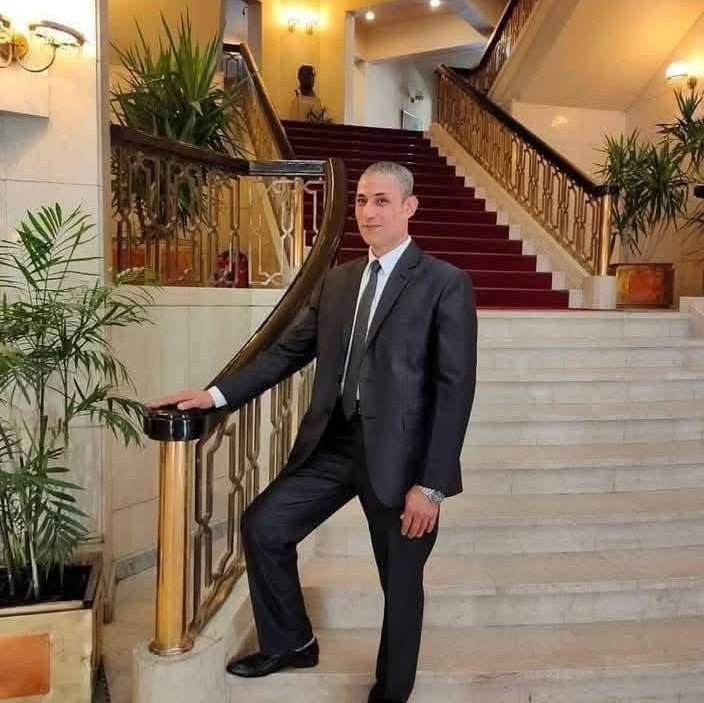 قطع الاعناق ولا قطع الارزاق ) للاسف موظف بدار الاوبرا تعرض لظلم لا نعلمه وتم فصله فانتحر ، غفر الله له ولكن قال تعالى لانكون من القانطين وكان لديه حلين الاول ان يفوض امرة لله وسيرزقه من فضله ، او انتقم من ظالمه والعين بالعين والسن بالسن والجروح قصاص حتى يكون رئيسه عبرة لمن خلفه