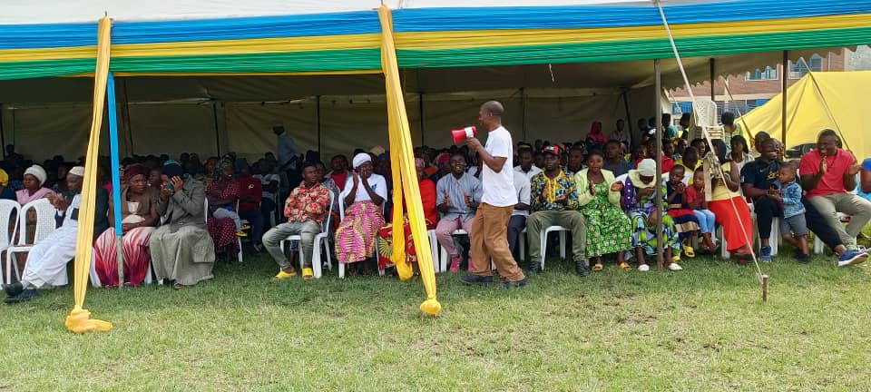 RubavuDistrict's tweet image. Umuyobozi w&apos;Akarere @promulindwa yifatanyije n&apos;abaturage b&apos;Umurenge wa Rugerero kwizihiza umunsi w&apos;Intwari z&apos;Igihugu ufite insanganyamatsiko igira iti &apos;&apos;Ubutwari n&apos;ubumwe bw&apos;Abanyarwanda, Inkingi z&apos;iterambere&apos;&apos;.
#Ubutwari2025