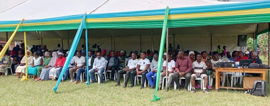 RubavuDistrict's tweet image. Umuyobozi w&apos;Akarere @promulindwa yifatanyije n&apos;abaturage b&apos;Umurenge wa Rugerero kwizihiza umunsi w&apos;Intwari z&apos;Igihugu ufite insanganyamatsiko igira iti &apos;&apos;Ubutwari n&apos;ubumwe bw&apos;Abanyarwanda, Inkingi z&apos;iterambere&apos;&apos;.
#Ubutwari2025