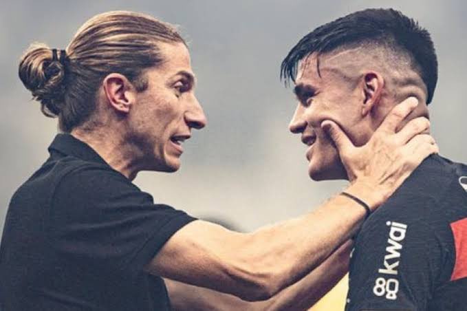 maurocezar's tweet photo. No Flamengo de hoje quem decide tudo é o treinador. Isso está claro.
Independentemente do ótimo trabalho de Filipe Luís, trata-se de um enorme risco. 
O decantado modelo de jogo do técnico é de suma importância, desde que funcione.
Mas as negociações não podem ser feitas com desvalorização de atletas na venda porque supostamente não encaixam em determinada maneira de jogar.
Ainda mais por se tratar de um profissional de carreira e mentalidade europeias, que poderá sair do Flamengo quando o maior mercado do futebol lhe sorrir novamente.
Como aconteceu há quase cinco anos, quando Jorge Jesus entrou no jatinho com o presidente do Benfica e deixou o time sem treinador e comissão técnica no meio da pandemia do coronavírus.
A meu ver caberia a Felipe Luis insistir na adaptação de jogadores que têm valor dentro de sua maneira de atuar. Como ele terá de fazer com Pedro, em breve.
Contudo, o que se percebe é que ele decide e Boto acata.