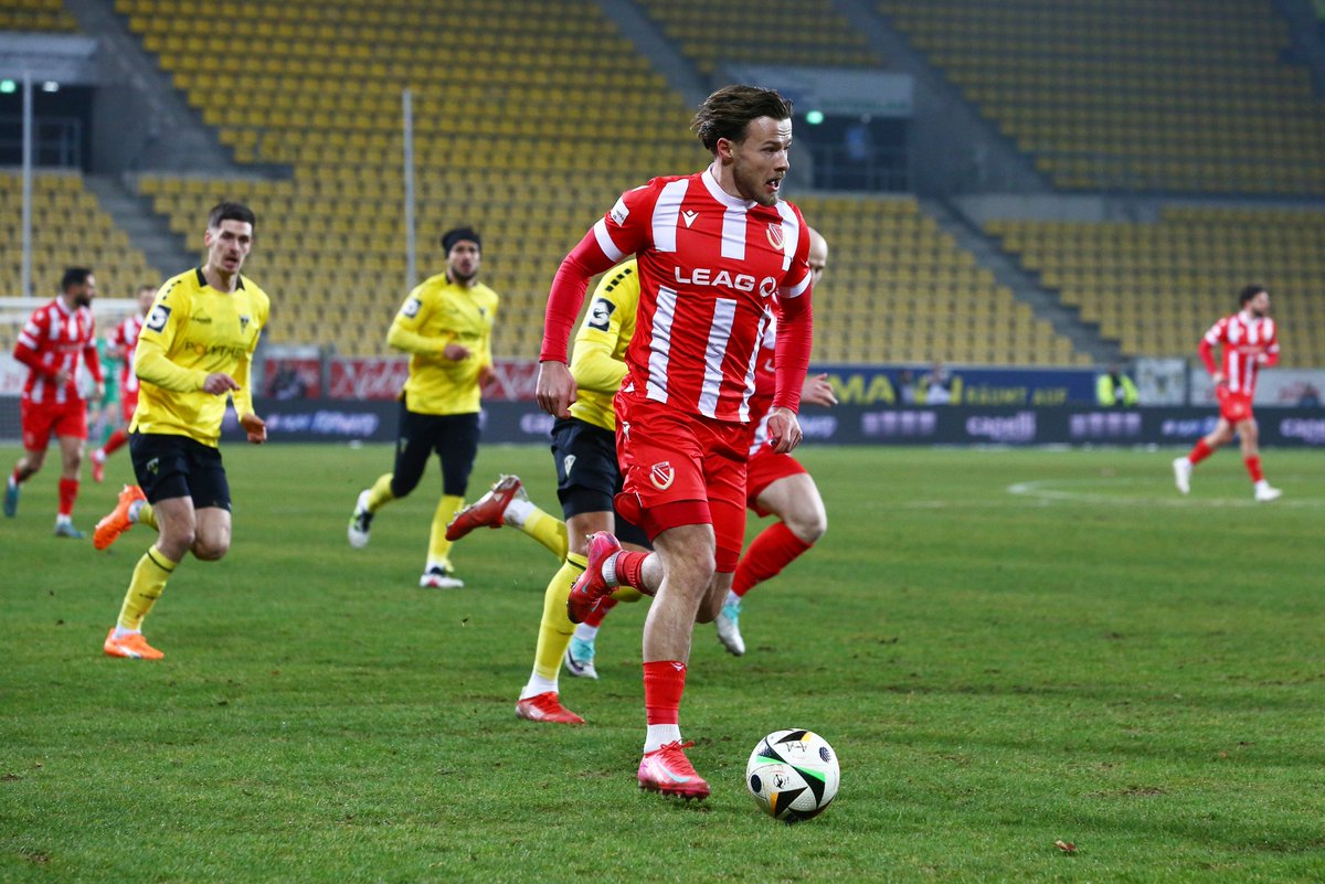 Henry Rorig macht den Süle! So wird der Verteidiger von Energie Cottbus für seine Monstergrätsche gegen Aachen gefeiert.

lr-online.de/energie-cottbu…