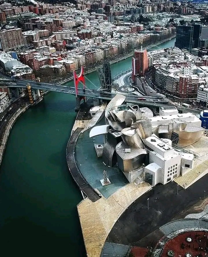 Vistas a la Ria del Nervion-Ibaizabal 
BILBAO. BIZKAIA. PAÍS VASCO 
SPAIN 🇪🇦