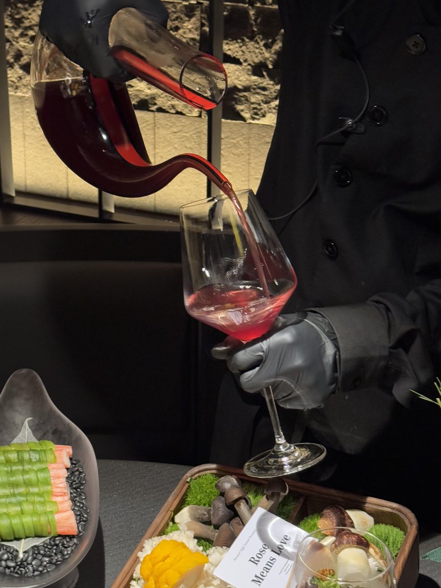 Dorothyovov's tweet image. 夜はワイン、料理は詩のよう。ゆっくりと穏やかな夜を味わってください🍷