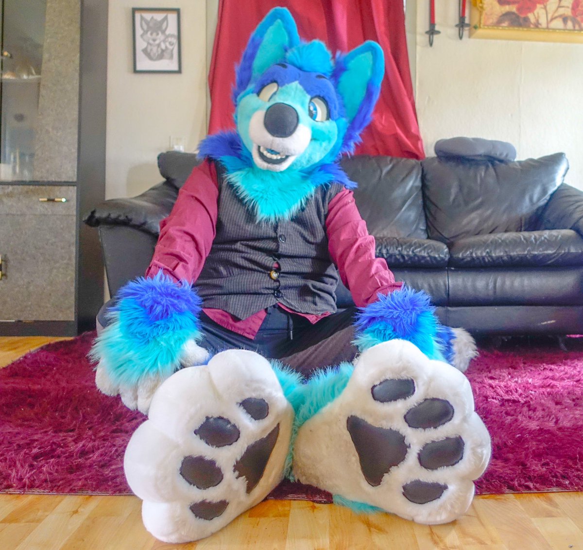 You look kinda tired. Maybe you need a soft husky to sleep with? 🤗❤️🤗

#furry #furryfandom #fursona #furrycommunity #fursona #fursuit #fursuiter #fursuiting #furryoc #paw #paws