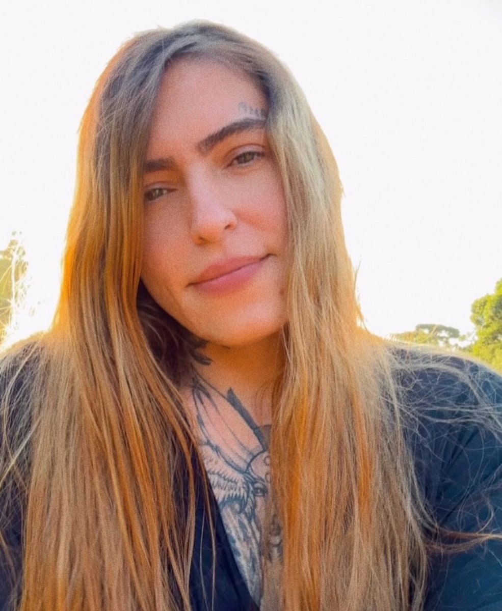 bchartsnet's tweet photo. Morre aos 38 anos a talentosa artista Boss In Drama. Peppa Oliveira ganhou notoriedade por remixes e produções no pop nacional, em especial o álbum "Ambulante" de Karol Conká.

A informação foi confirmada pelo colunista e amigo Fefito, sem mais detalhes. Que ela descanse em paz. https://t.co/RcPrPp6DNC